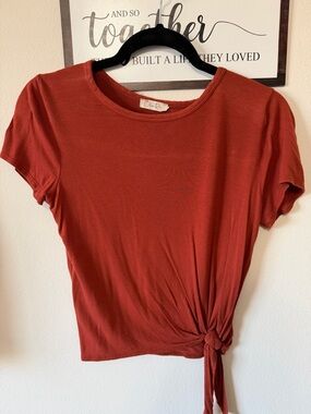 Olivia Rae Knot-Detail Short Sleeve Tee in Rust